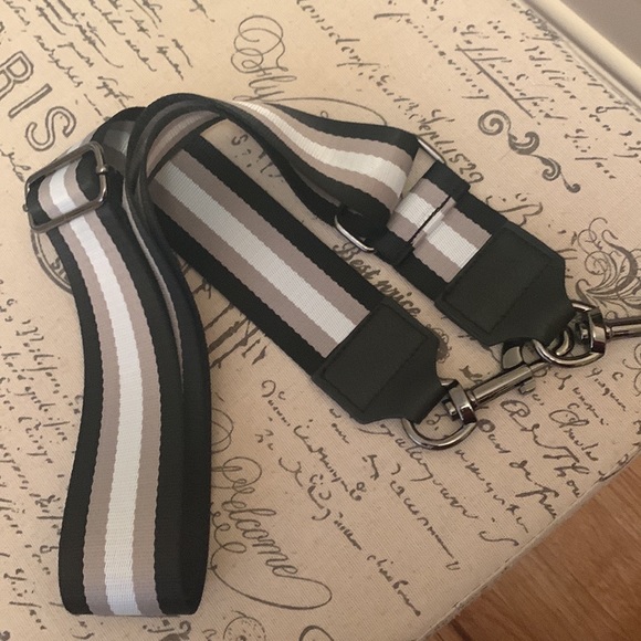 Think Royln light camouflage cross body with small pouch attached - Picture 5 of 5